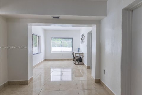 Propiedad comercial en venta en Miami, Florida, 195 m2 № 1939251 - foto 15