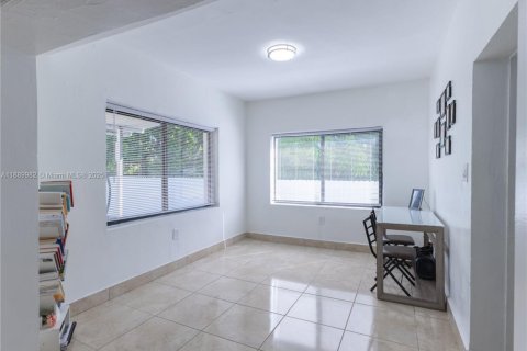 Propiedad comercial en venta en Miami, Florida, 195 m2 № 1939251 - foto 13