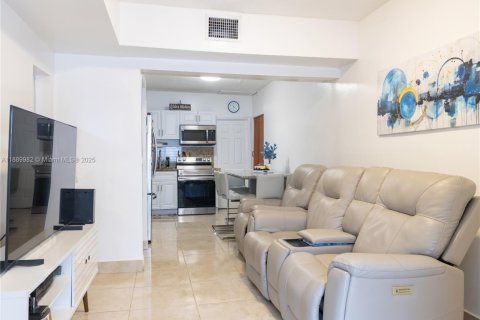 Propiedad comercial en venta en Miami, Florida, 195 m2 № 1939251 - foto 6