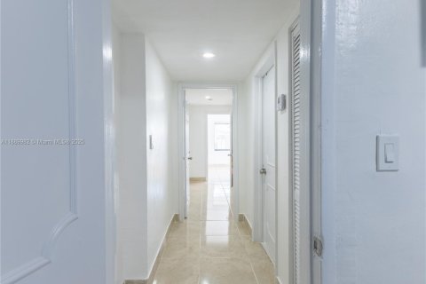 Propiedad comercial en venta en Miami, Florida, 195 m2 № 1939251 - foto 25