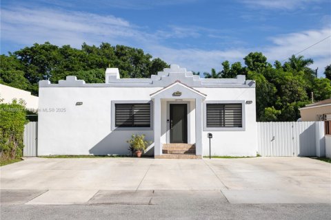 Propiedad comercial en venta en Miami, Florida, 195 m2 № 1939251 - foto 1