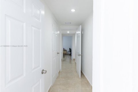 Propiedad comercial en venta en Miami, Florida, 195 m2 № 1939251 - foto 24