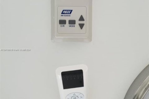 Propiedad comercial en venta en Miami, Florida № 1985175 - foto 6