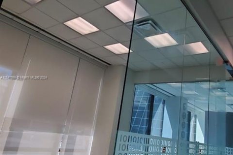 Propiedad comercial en venta en Miami, Florida № 1985175 - foto 12