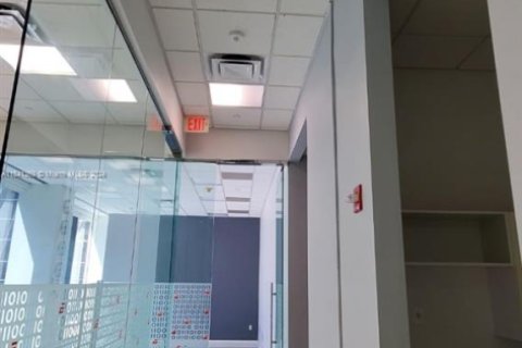 Propiedad comercial en venta en Miami, Florida № 1985175 - foto 16