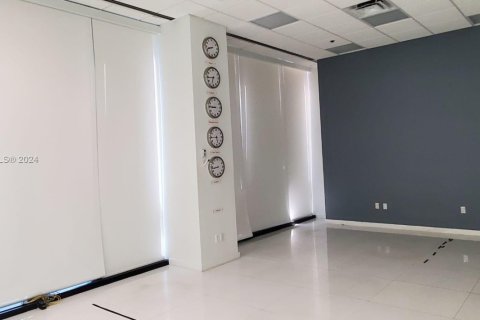 Propiedad comercial en venta en Miami, Florida № 1985175 - foto 2