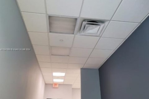 Propiedad comercial en venta en Miami, Florida № 1985175 - foto 3