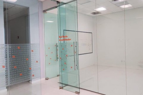 Propiedad comercial en venta en Miami, Florida № 1985175 - foto 9