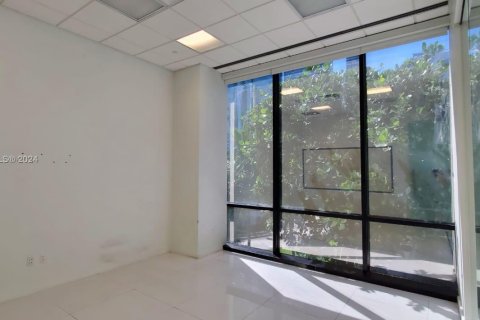 Propiedad comercial en venta en Miami, Florida № 1985175 - foto 4