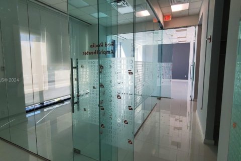 Propiedad comercial en venta en Miami, Florida № 1985175 - foto 13