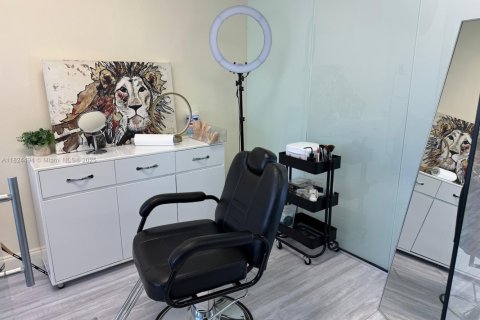 Commercial property in Sunny Isles Beach, Florida № 1790154 - photo 14