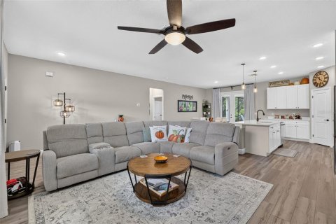 House in Eustis, Florida 3 bedrooms, 172.71 sq.m. № 2400261 - photo 12