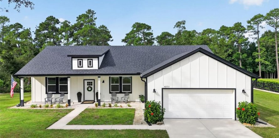 House in Eustis, Florida 3 bedrooms, 172.71 sq.m. № 2400261