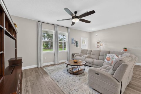 House in Eustis, Florida 3 bedrooms, 172.71 sq.m. № 2400261 - photo 11