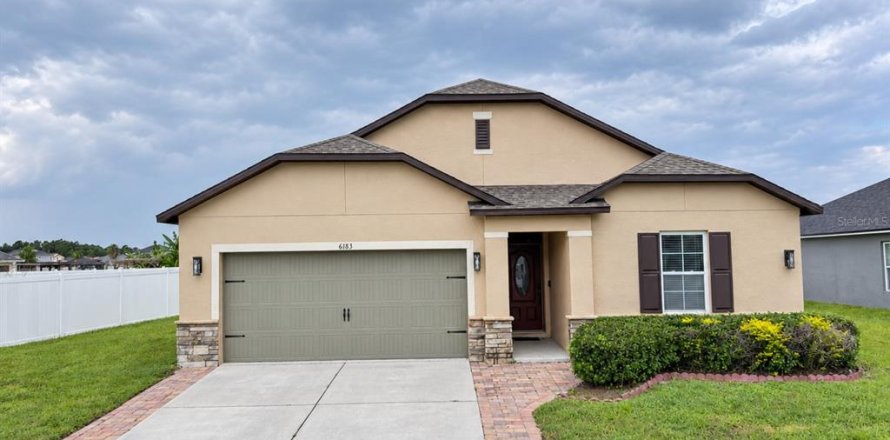 House in Winter Haven, Florida 5 bedrooms, 173.91 sq.m. № 2399205