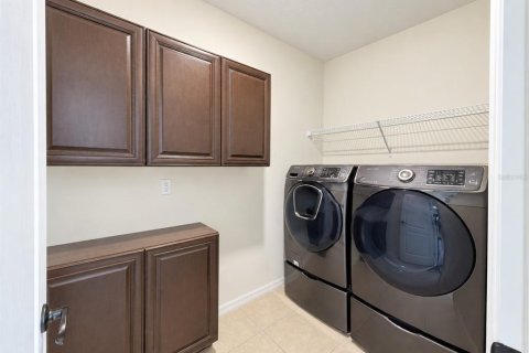 House in Winter Haven, Florida 5 bedrooms, 173.91 sq.m. № 2399205 - photo 10