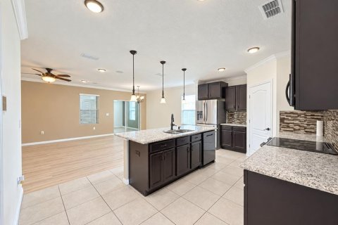 House in Winter Haven, Florida 5 bedrooms, 173.91 sq.m. № 2399205 - photo 5