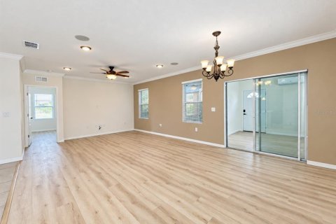 House in Winter Haven, Florida 5 bedrooms, 173.91 sq.m. № 2399205 - photo 4