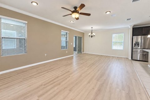 House in Winter Haven, Florida 5 bedrooms, 173.91 sq.m. № 2399205 - photo 9