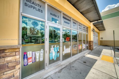 Immobilier commercial à Hialeah, Floride № 2022407