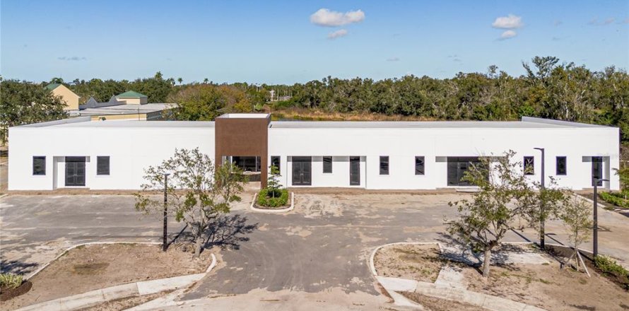 Commercial property in Bradenton, Florida № 2109241