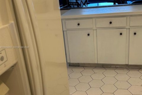 Condo in Miami, Florida, 1 bedroom  № 1999375 - photo 8