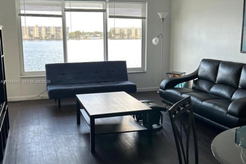 Condo in Miami, Florida, 1 bedroom  № 1999375 - photo 6