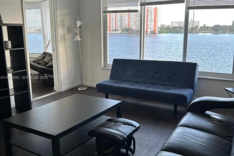 Condo in Miami, Florida, 1 bedroom  № 1999375 - photo 2