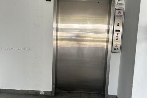 Condo in Miami, Florida, 1 bedroom  № 1999375 - photo 9