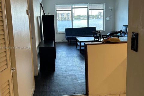 Condo in Miami, Florida, 1 bedroom  № 1999375 - photo 3