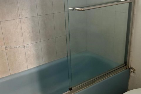 Condo in Miami, Florida, 1 bedroom  № 1999375 - photo 7