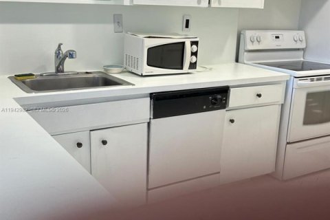 Condo in Miami, Florida, 1 bedroom  № 1999375 - photo 5