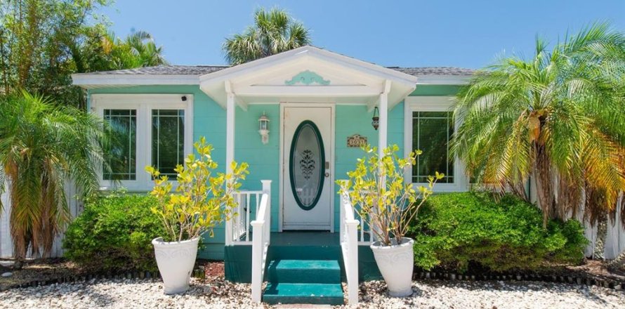 House in Gulfport, Florida 2 bedrooms, 57.97 sq.m. № 1679103