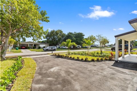 Снять в аренду виллу или дом в Майами-Гарденс, Флорида 5 спален, 133.04м2, № 2047468 - фото 4