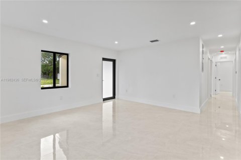 Снять в аренду виллу или дом в Майами-Гарденс, Флорида 5 спален, 133.04м2, № 2047468 - фото 9