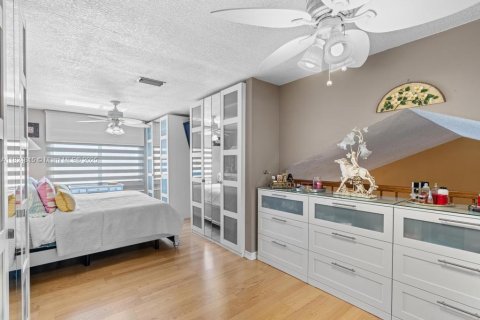 Townhouse in Miami, Florida 4 bedrooms, 154.96 sq.m. № 1958118 - photo 24