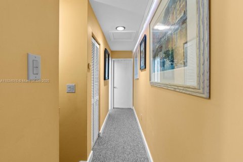 Townhouse in Miami, Florida 4 bedrooms, 154.96 sq.m. № 1958118 - photo 23