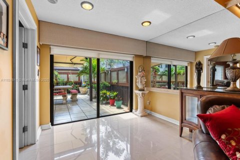 Townhouse in Miami, Florida 4 bedrooms, 154.96 sq.m. № 1958118 - photo 17