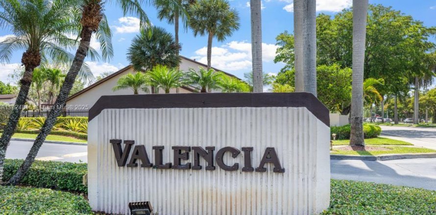 Townhouse in Miami, Florida 4 bedrooms, 154.96 sq.m. № 1958118