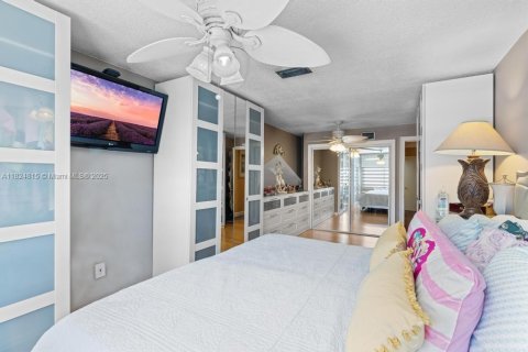 Townhouse in Miami, Florida 4 bedrooms, 154.96 sq.m. № 1958118 - photo 26