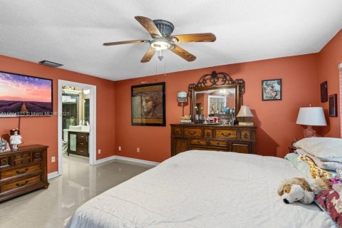 Townhouse in Miami, Florida 4 bedrooms, 154.96 sq.m. № 1958118 - photo 18