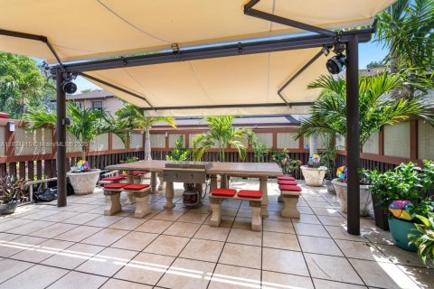 Townhouse in Miami, Florida 4 bedrooms, 154.96 sq.m. № 1958118 - photo 28