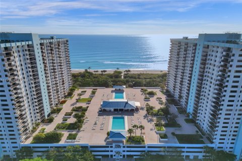 Снять в аренду кондоминиум в Холливуд, Флорида 1 спальня, 80.27м2, № 1969606 - фото 10