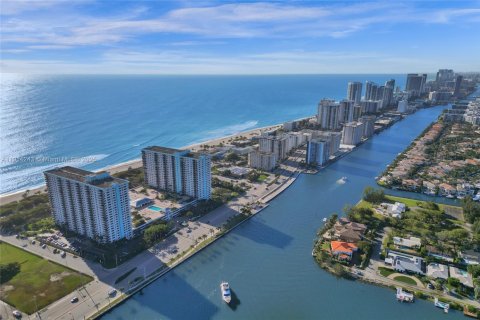 Снять в аренду кондоминиум в Холливуд, Флорида 1 спальня, 80.27м2, № 1969606 - фото 12