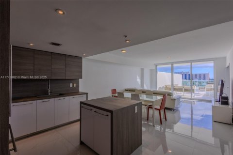 Condominio en venta en Sunny Isles Beach, Florida, 2 dormitorios, 103.4 m2 № 1710241 - foto 15