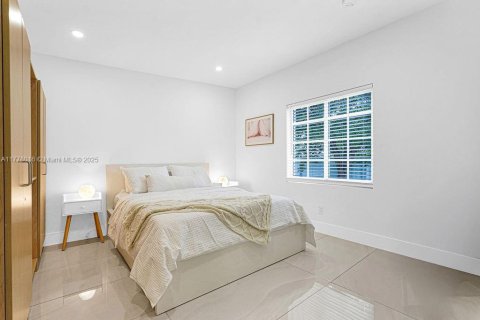 House in Miami, Florida 4 bedrooms, 126.53 sq.m. № 1627792 - photo 20