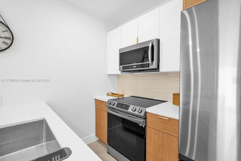 House in Miami, Florida 4 bedrooms, 126.53 sq.m. № 1627792 - photo 17