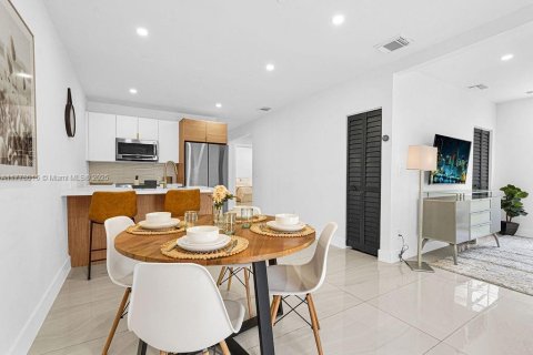 House in Miami, Florida 4 bedrooms, 126.53 sq.m. № 1627792 - photo 9