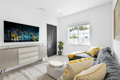 House in Miami, Florida 4 bedrooms, 126.53 sq.m. № 1627792 - photo 8