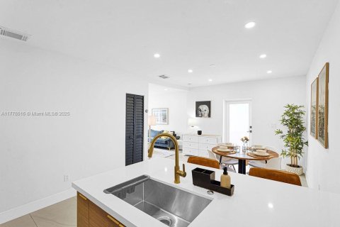House in Miami, Florida 4 bedrooms, 126.53 sq.m. № 1627792 - photo 19